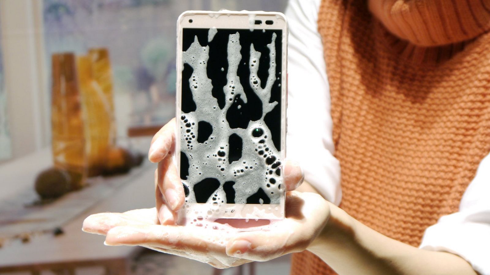 Los teléfonos móviles pueden tener 30 veces más bacterias que las de la taza de un inodoro.