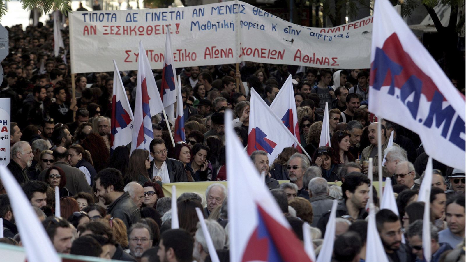 Manifestación en el centro de Atenas contra los recortes de Tsipras