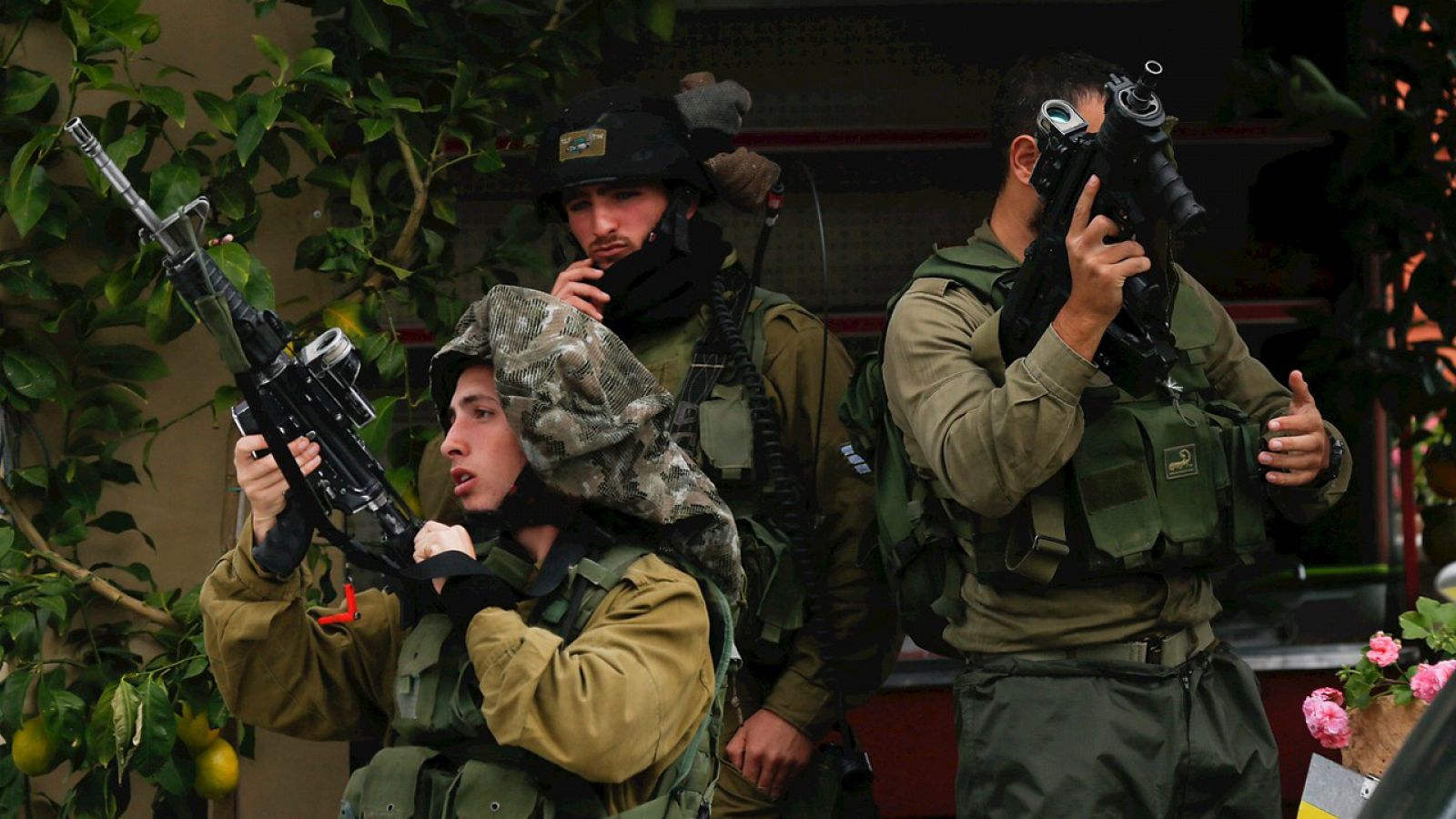 Soldados israelíes aseguran la zona donde un conductor palestino fue abatido a tiros por soldados israelíes, cerca de la aldea cisjordana de Himeh, al norte de Jerusalén, 3 de diciembre de 2015. EFE/Atef Safadi