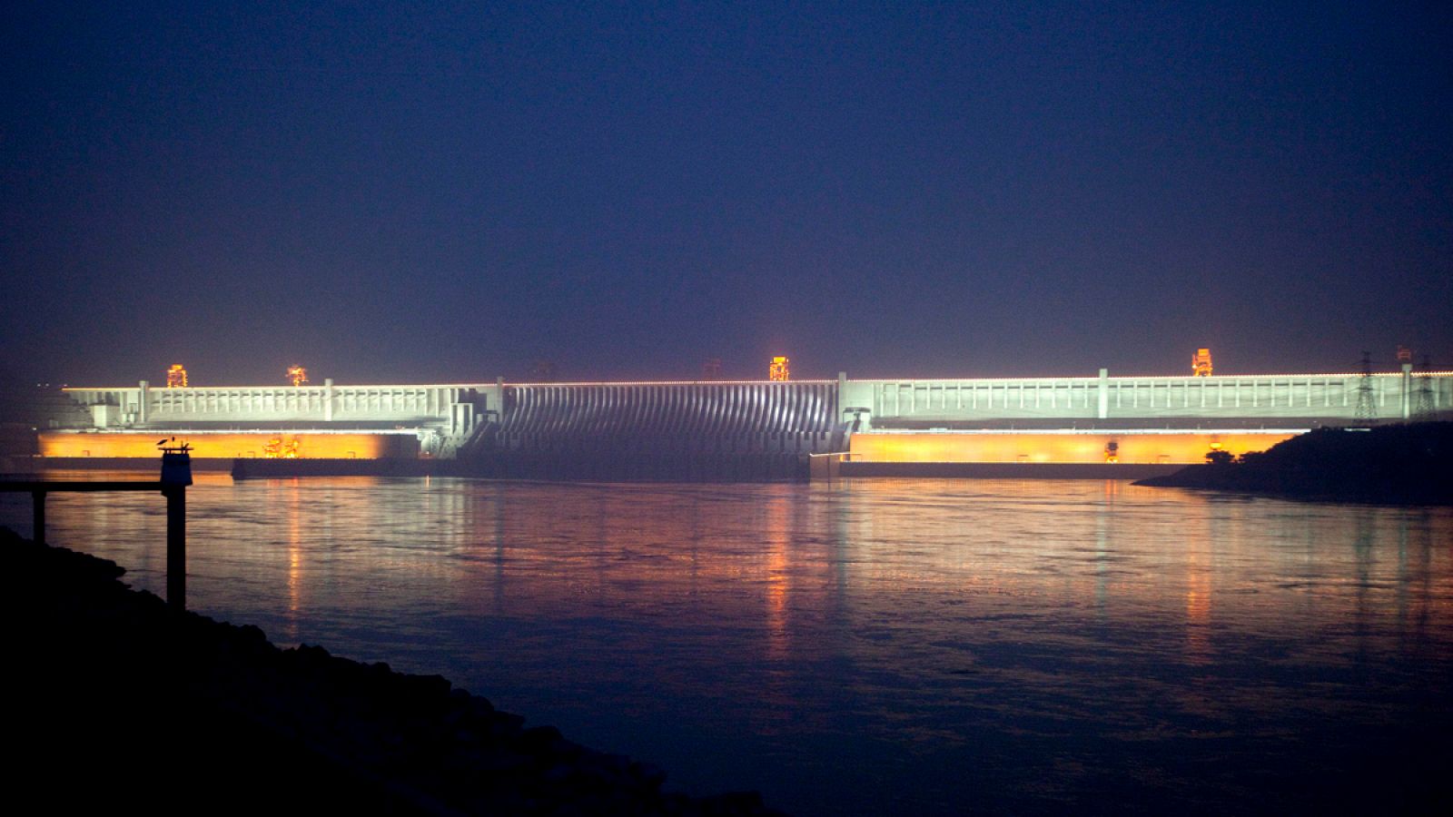 Imagen nocturna de la presa china de las Tres Gargantas, la mayor del mundo.