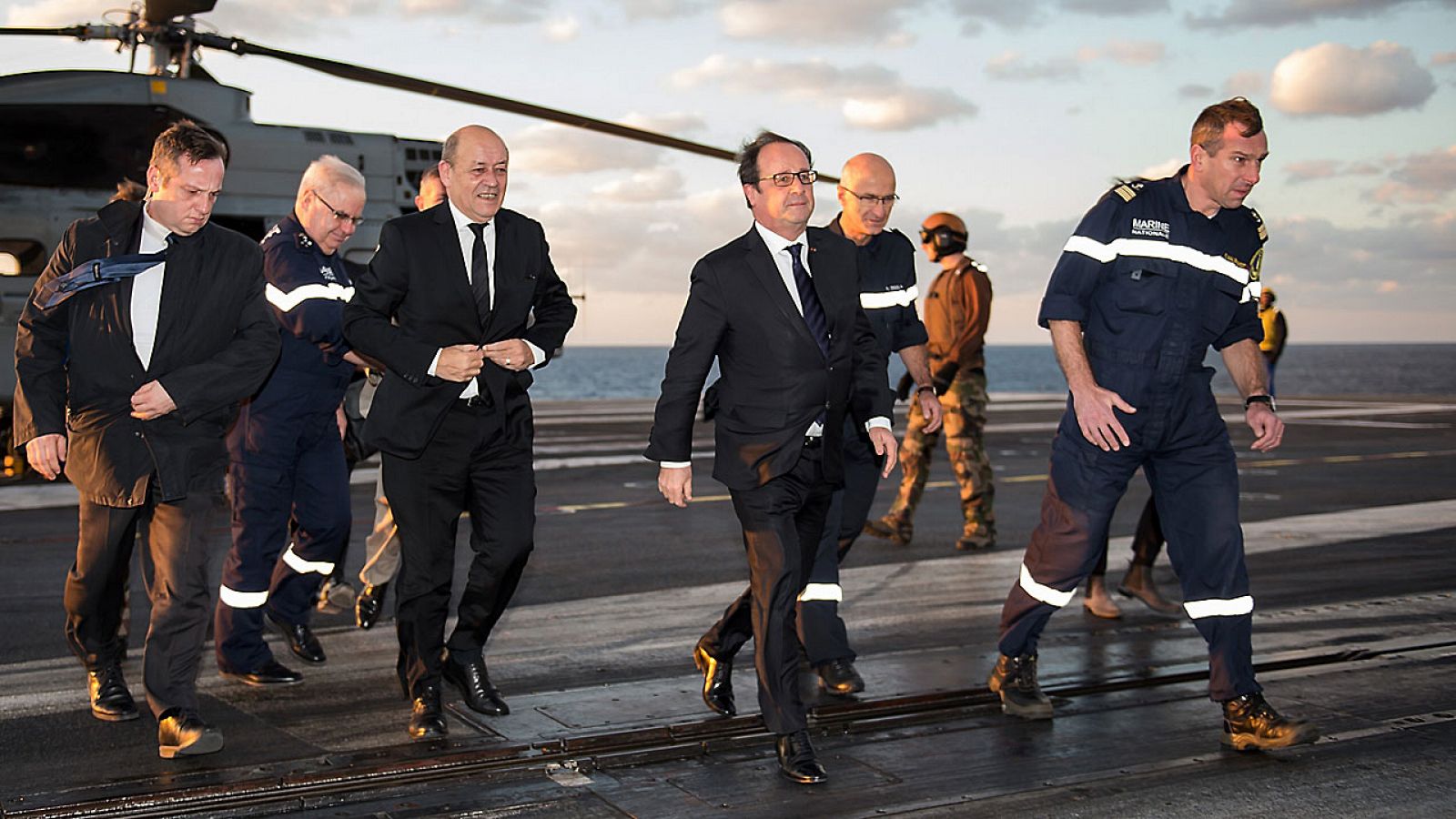 Françoise Hollande visita el portaaviones Charles de Gaulle, situado frente a Siria.