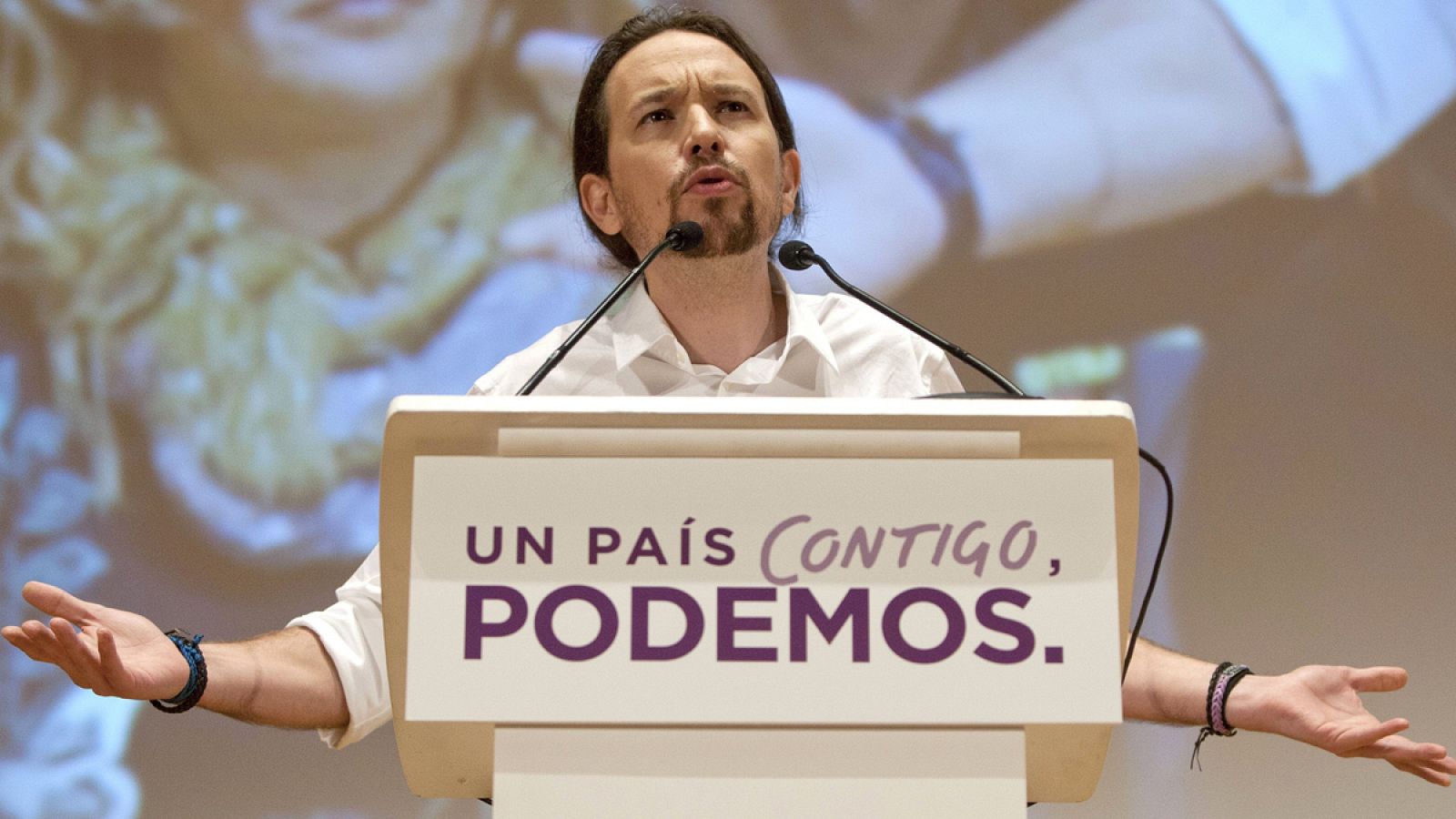 El líder de Podemos, Pablo Iglesias durante su intervención en un acto electoral de su partido celebrado este sábado en el Palacio de Congresos de Cádiz.