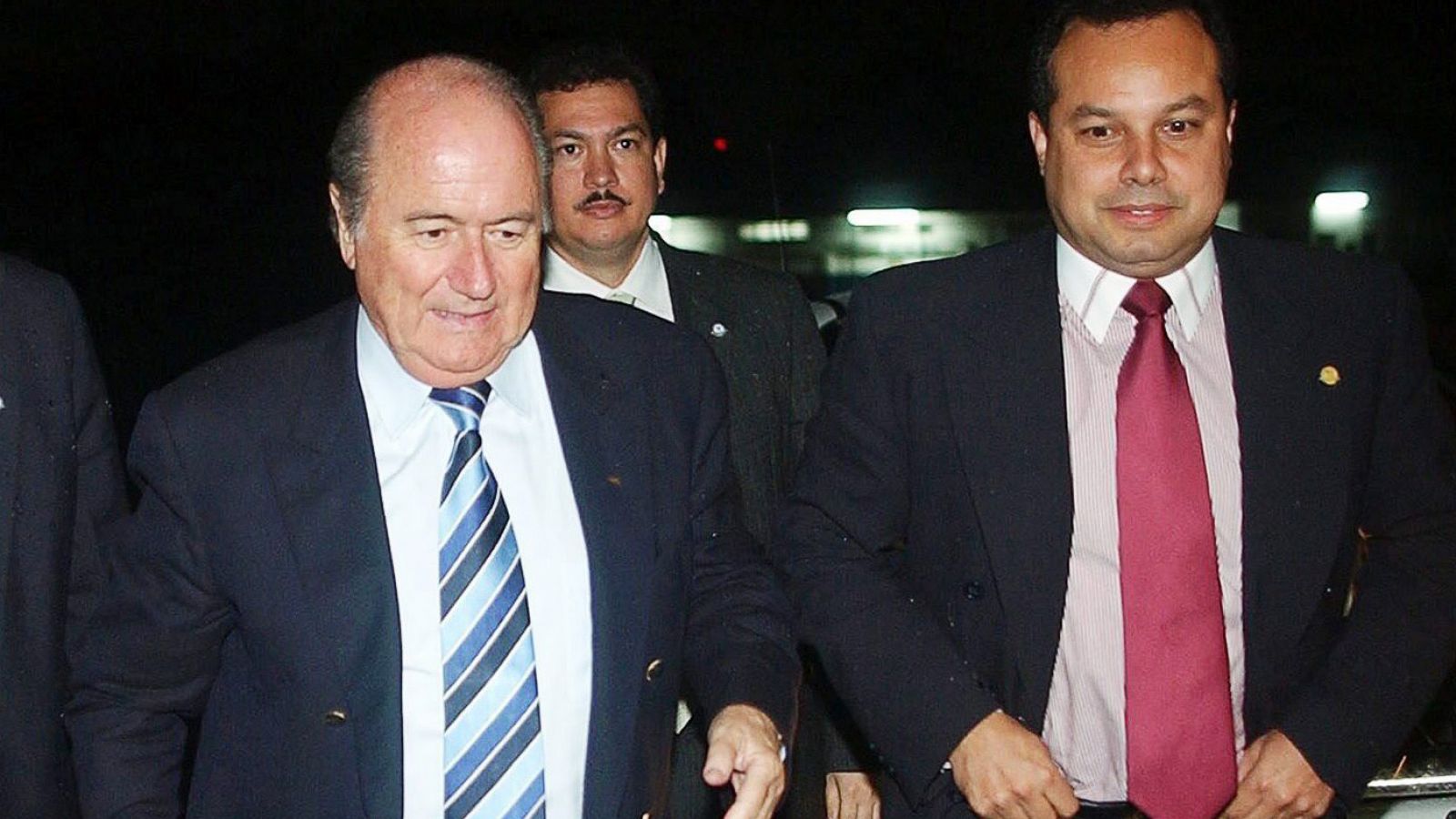 Imagen de archivo de Blatter con Ariel Alvarado, uno de los directivos detenidos