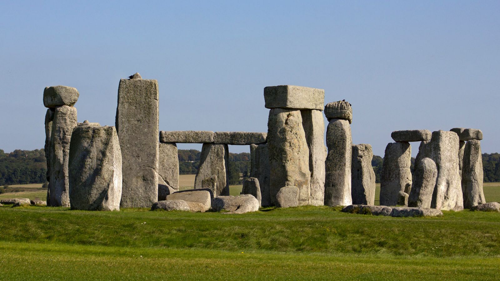 Stonehenge es un monumento megalítico tipo crómlech, de finales del Neolítico.