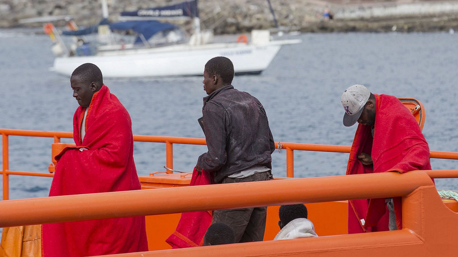 Inmigrantes rescatados a su llegada a las costas canarias