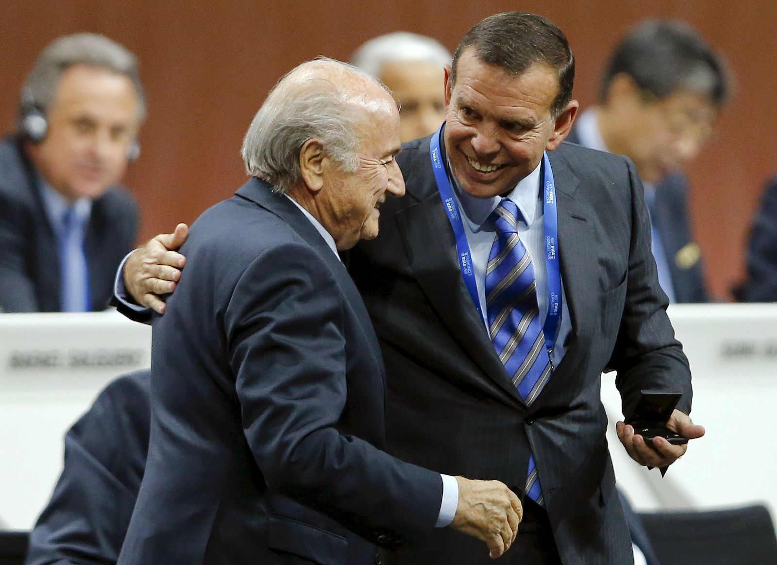 Sepp Blatter junto a Juan Angel Napout en una foto de archivo de mayo de 2015.