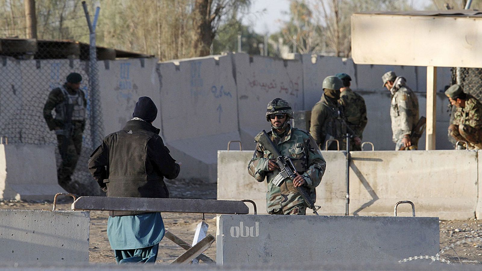 Fuerzas de seguridad afganas hacen guardia a la entrada del aeropuerto de Kandahar, atacado por los talibanes.