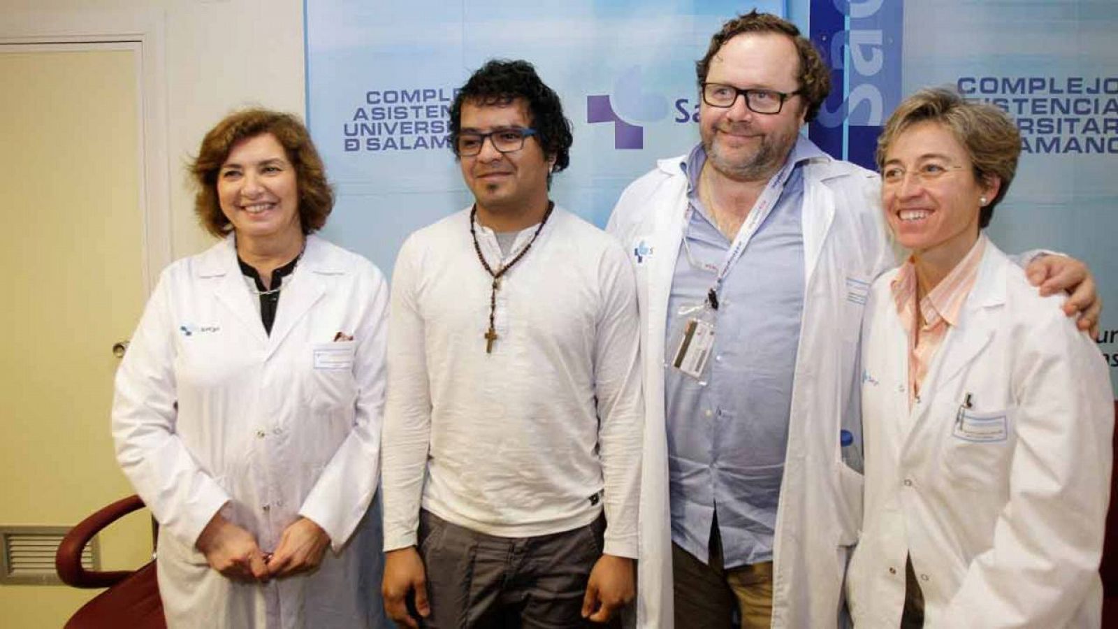 El equipo médico, junto a Fernando Isaac Gómez (2i), primer paciente al que le han practicado un trasplante de cara.