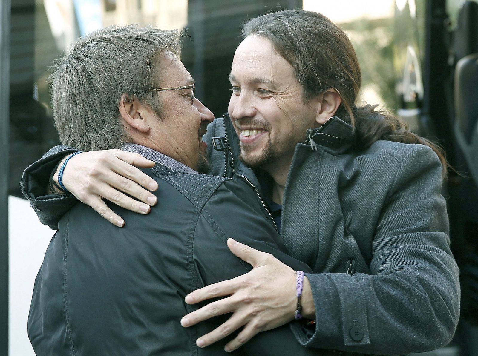El candidato de Podemos a la presidencia del Gobierno, Pablo Iglesias, saluda al candidato de En Comú Podem, Xavier Doménech.