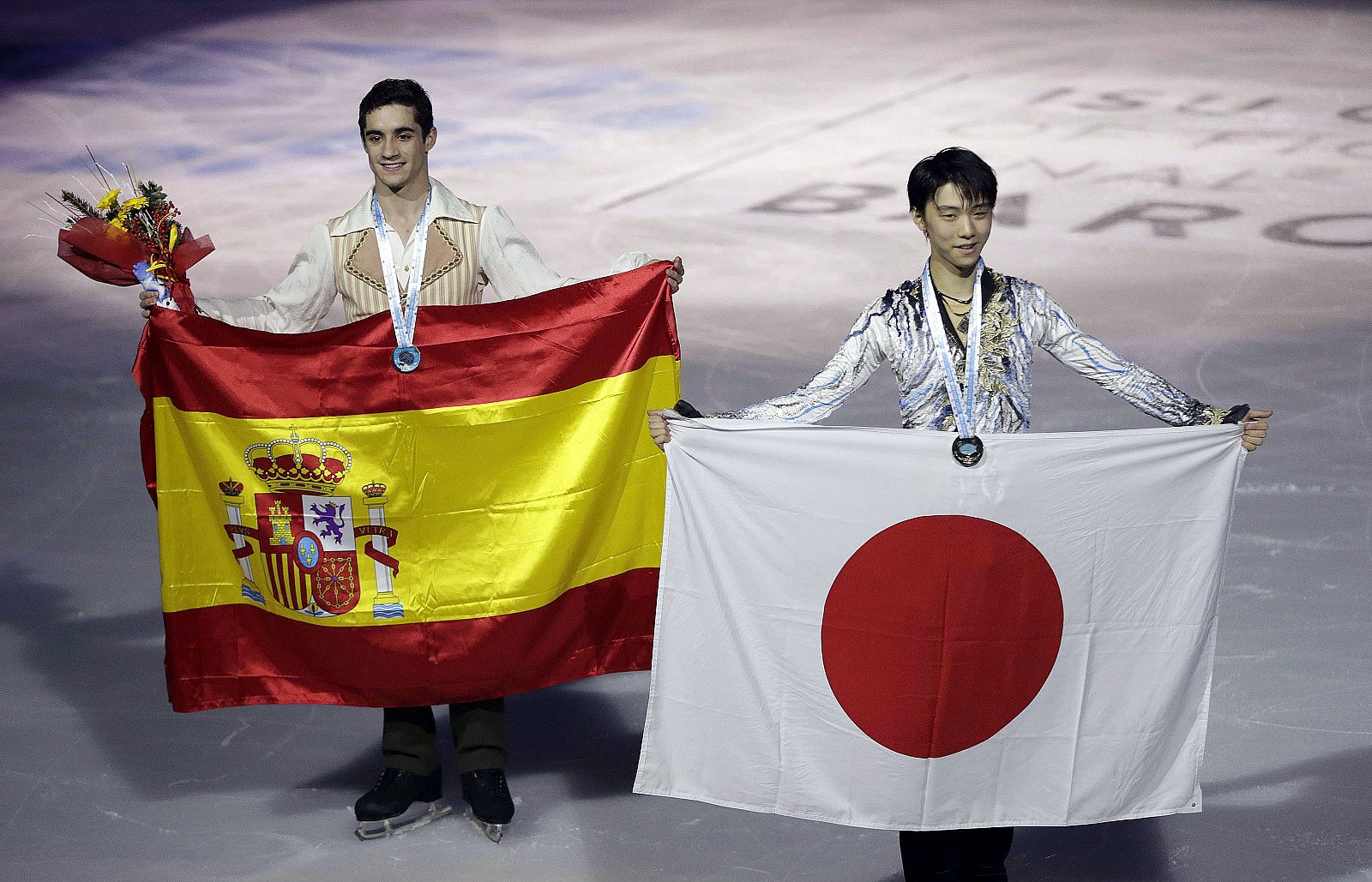 Javier Fernández y el japonés Yuzuru Hanyu tras conseguir las medallas de plata y oro el pasado año.