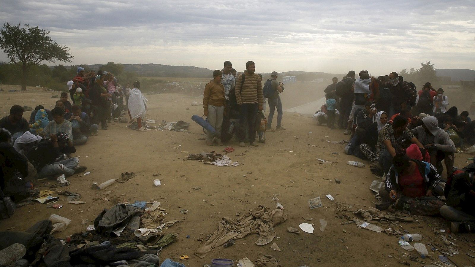 Inmigrantes y refugiados esperan para cruzar a Macedonia desde Grecia, cerca de la localidad de Idomeni, el 7 de septiembre de 2015. REUTERS/Yannis Behrakis