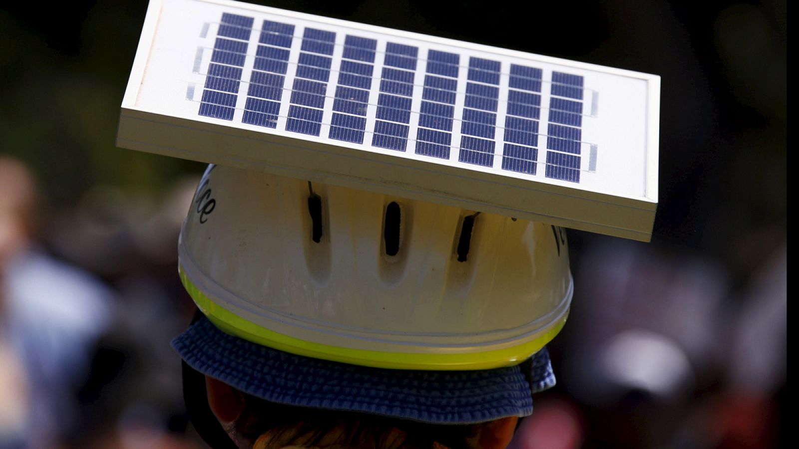 Un ciclista viste un casco con un panel solar