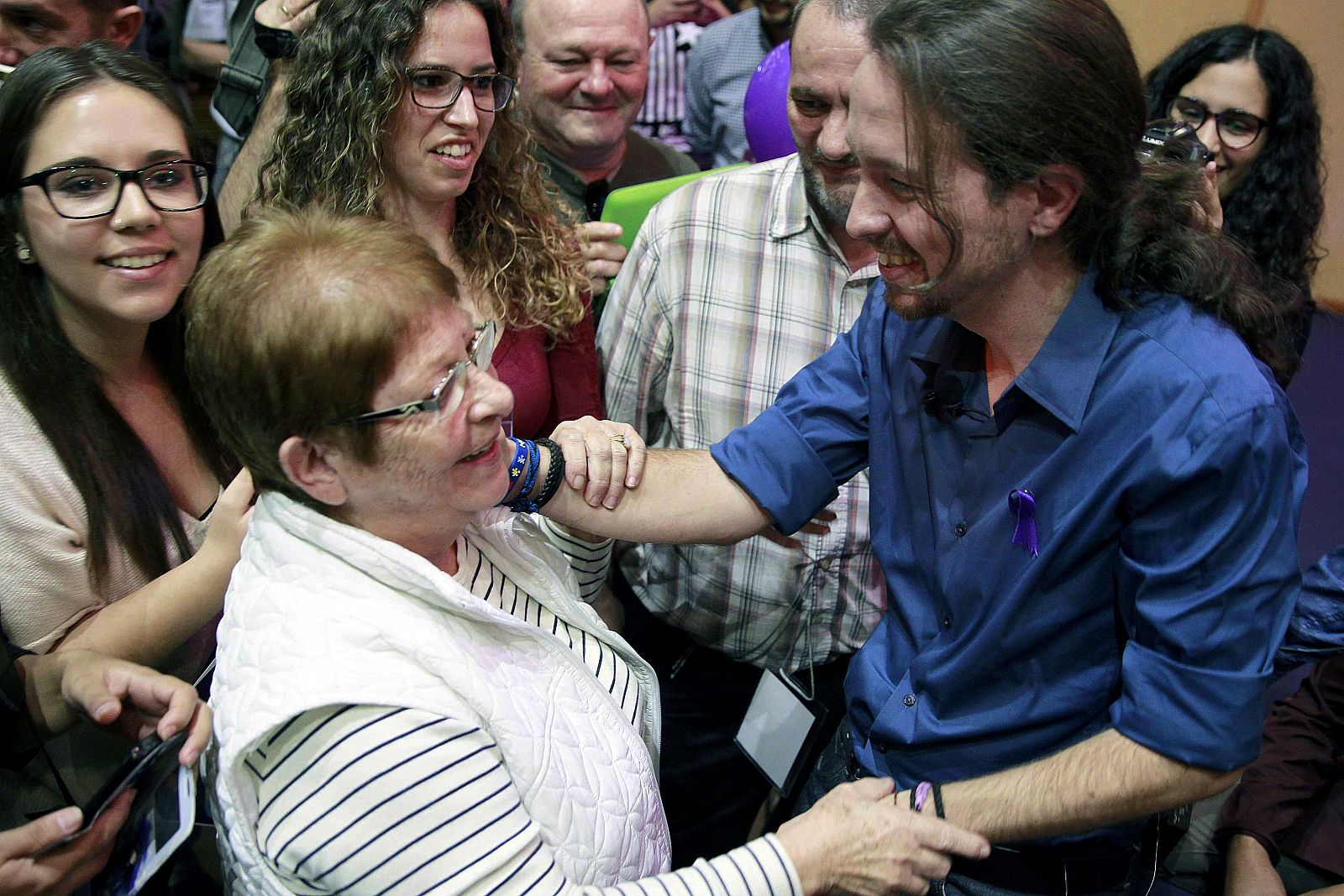 El candidato a la Presidencia del Gobierno de Podemos, Pablo Iglesias, saluda a algunos de los participantes del acto electoral de la Universidad de La Laguna, en Tenerife.