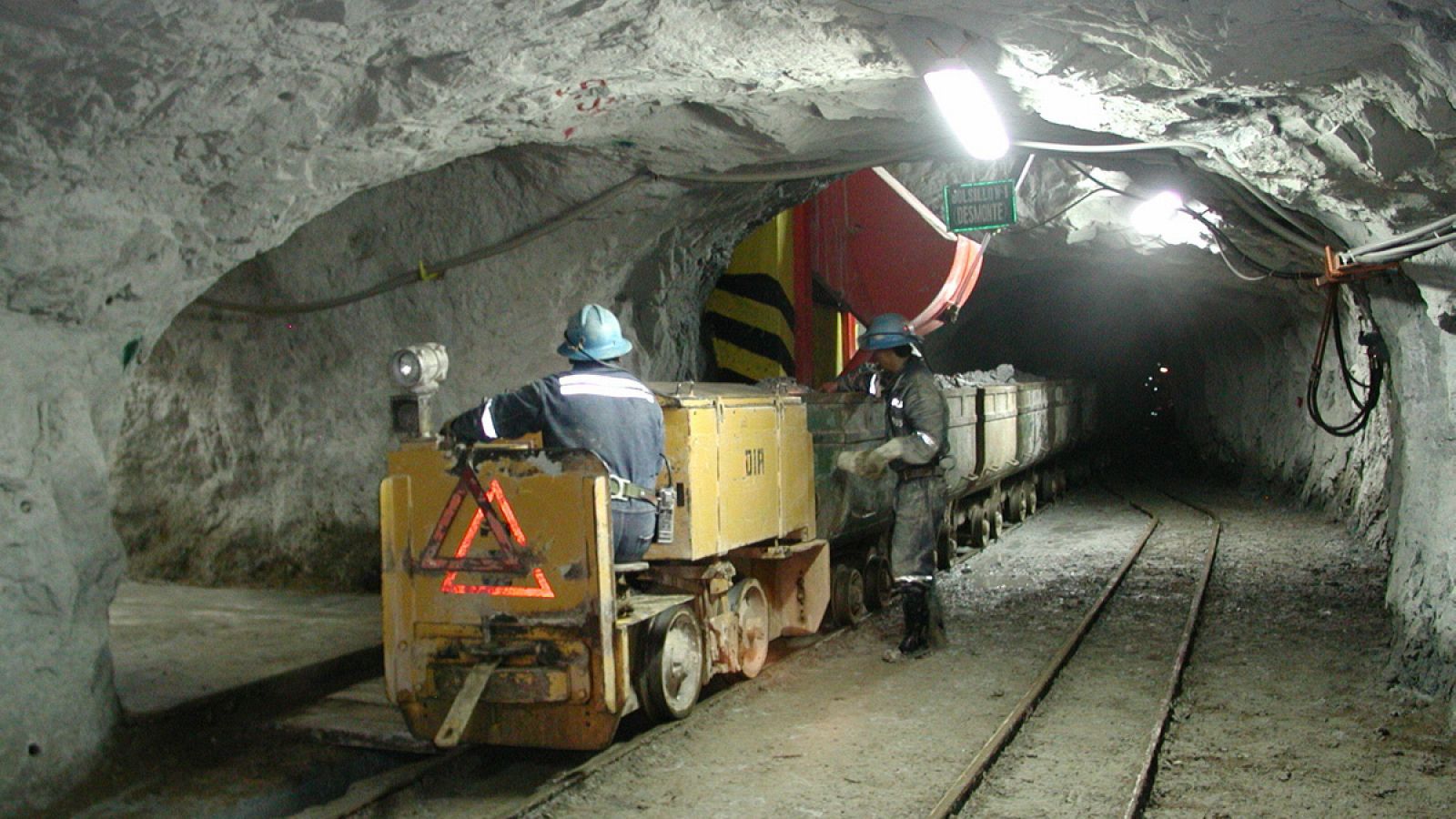 Dos operarios mientras trabajan en la Minera Buenaventura, en Perú