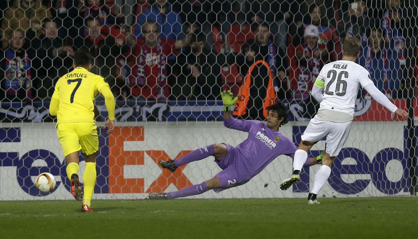 Daniel Kolar lanza el penalti ante el Villarreal.