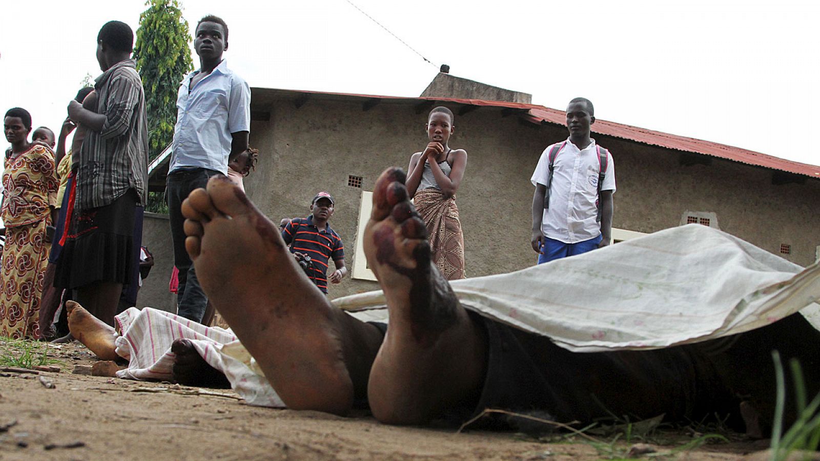 Los cadáveres se acumulaban en las calles de Bujumbura el pasado 9 de diciembre.