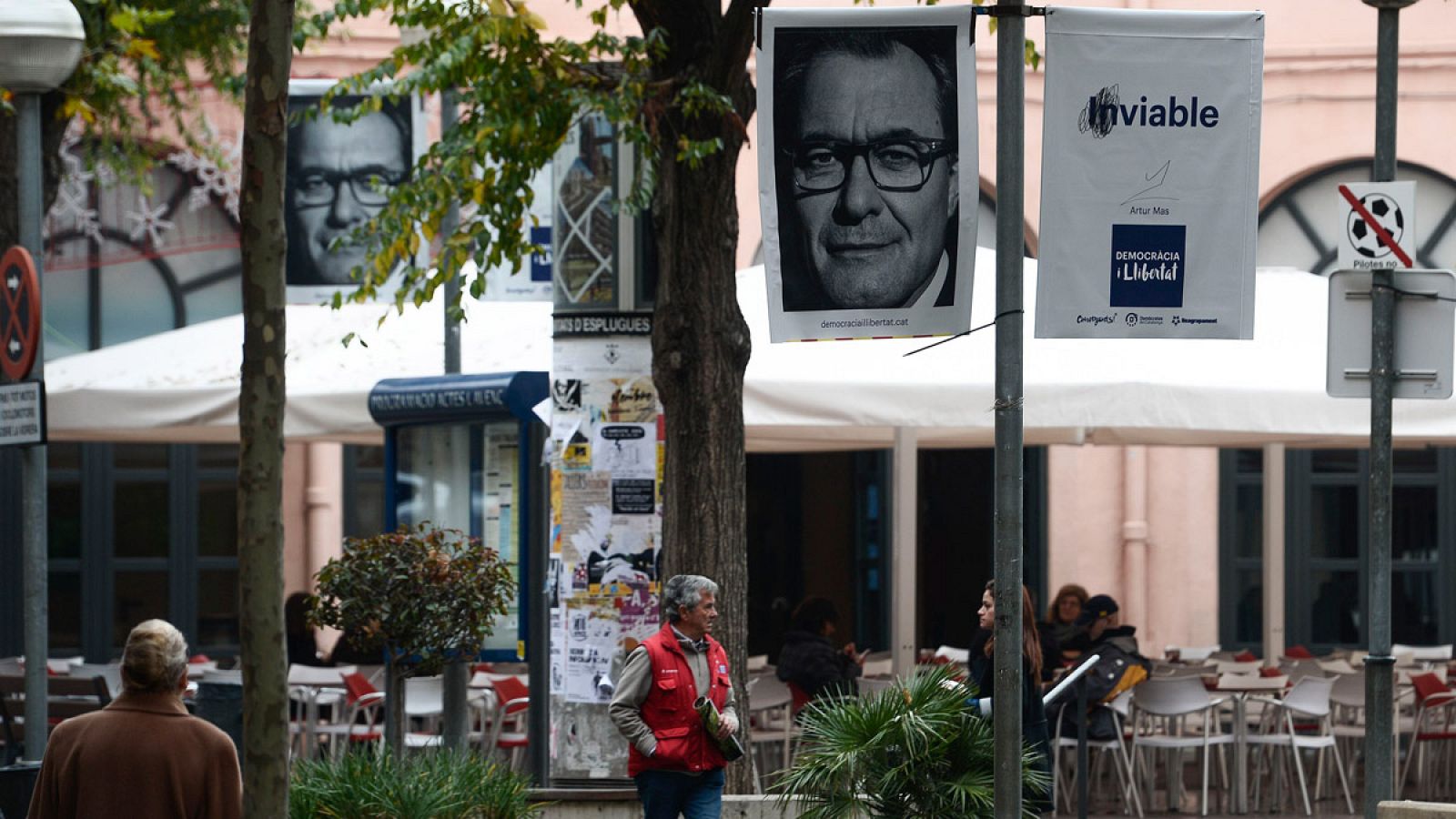 Carteles electorales de Democràcia i Llibertat con el rostro de Artur Mas, en Barcelona.