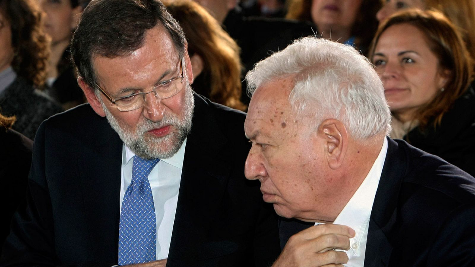 El presidente del Gobierno, Mariano Rajoy, junto al ministro de Exteriores, José Manuel García-Margallo, en el mitin del PP celebrado en Orihuela, Alicante.