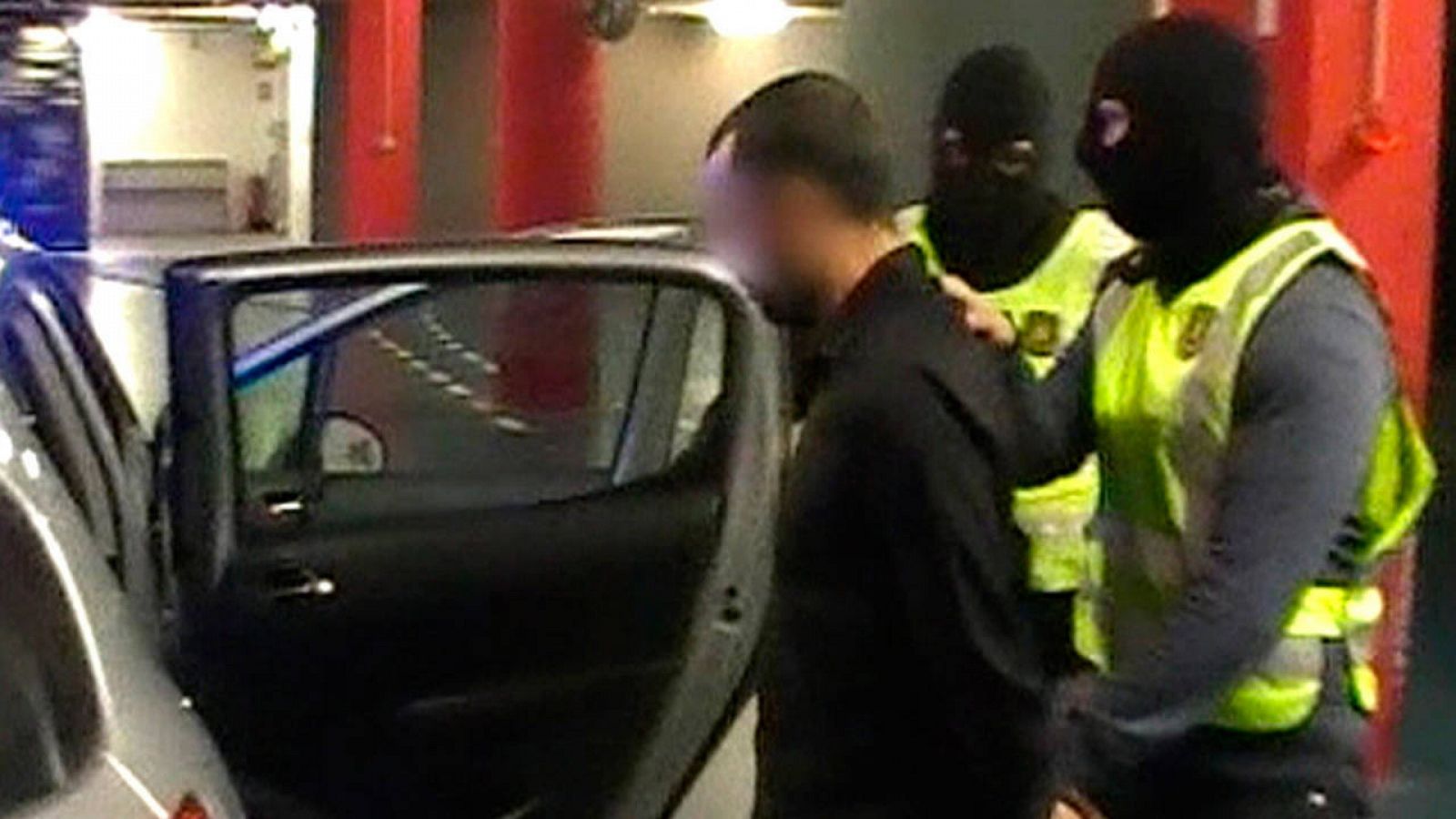 Imagen de video facilitada por los Mossos d'Esquadra de la detención de un supuesto terrorista yihadista en Barcelona.