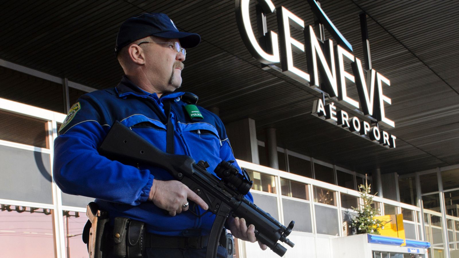 Un policía armado patrulla el Aeropuerto de Ginebra, después de que el Jueves se decretara el Estado de Emergencia por posible amenaza terrorista