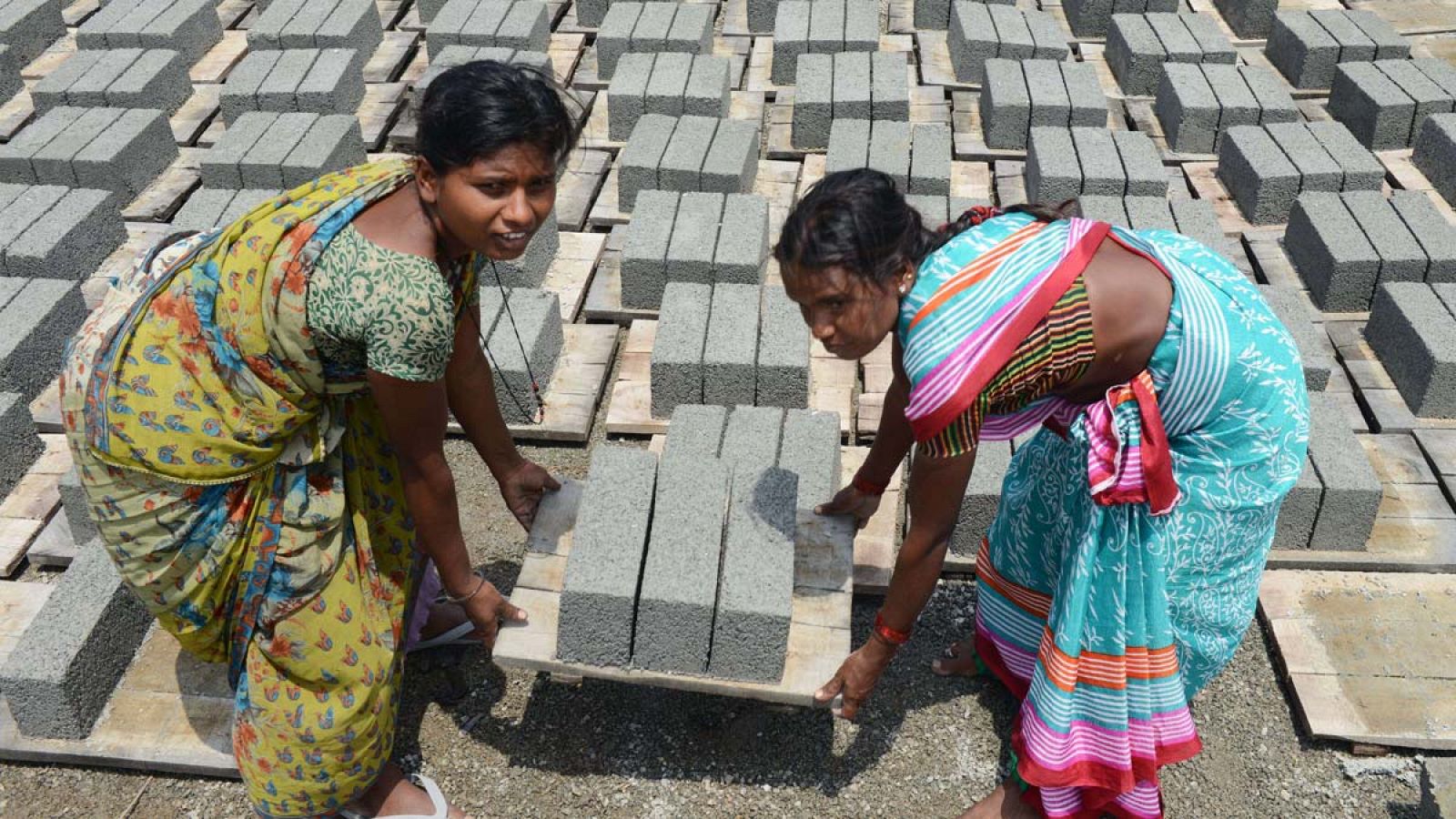 Dos mujeres trabajando en una fábrica de ladrillos de India