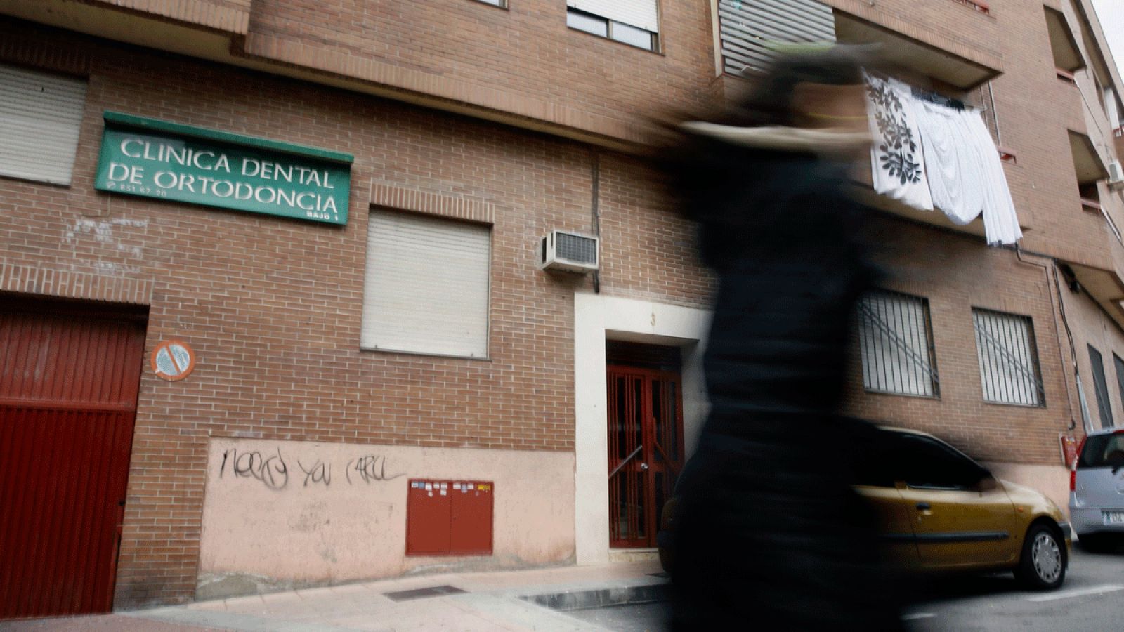 Fachada de la vivienda en Alcobendas, en Madrid, donde una mujer ha muerto presuntamente a manos de su expareja