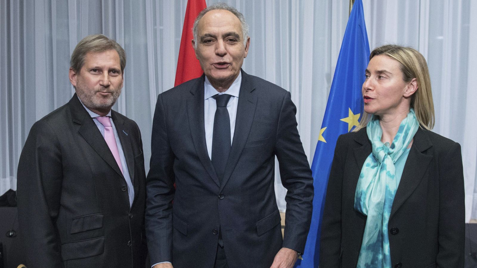 El comisario europeo de Política de Vecindad, Johannes Hahn, el ministro de Exteriores de Marruecos, Salahedín Mezuar, y la jefa de la diplomacia de la UE, Federica Mogherini