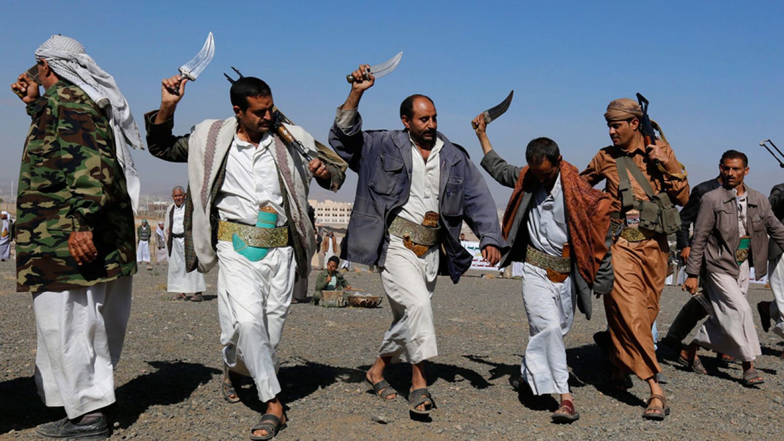 Rebeldes hutíes bailan en Saná (Yemen)