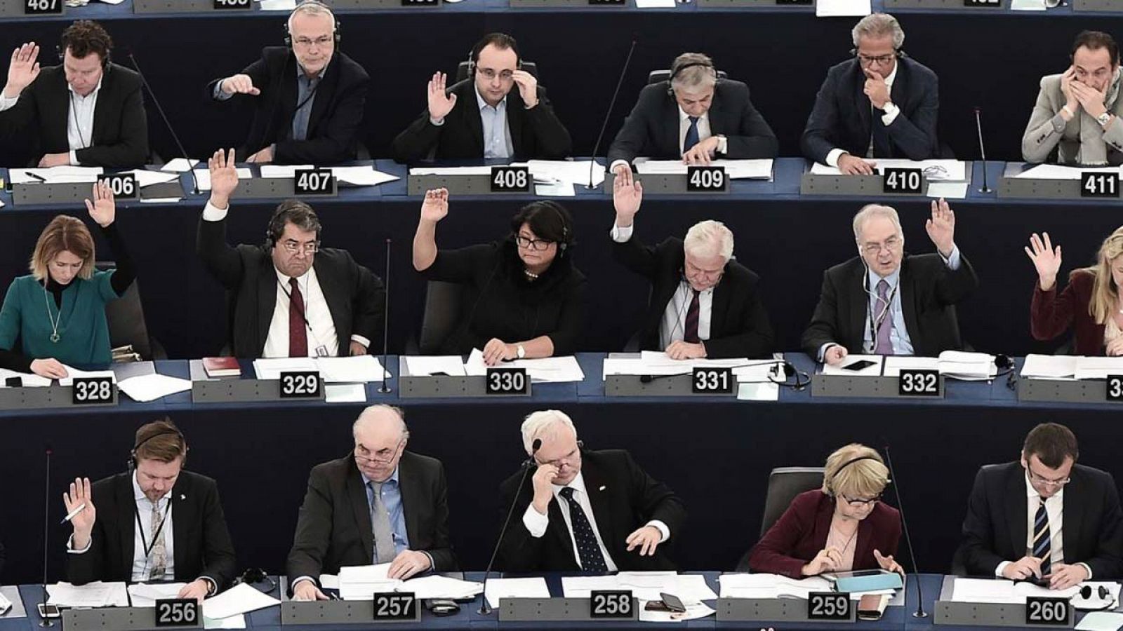 Varios eurodiputados votan durante el pleno de este martes en la Eurocámara