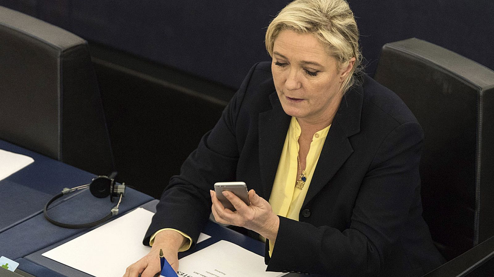 Marine Le Pen habla por teléfono este martes en el Parlamento Europeo en Estrasburgo.
