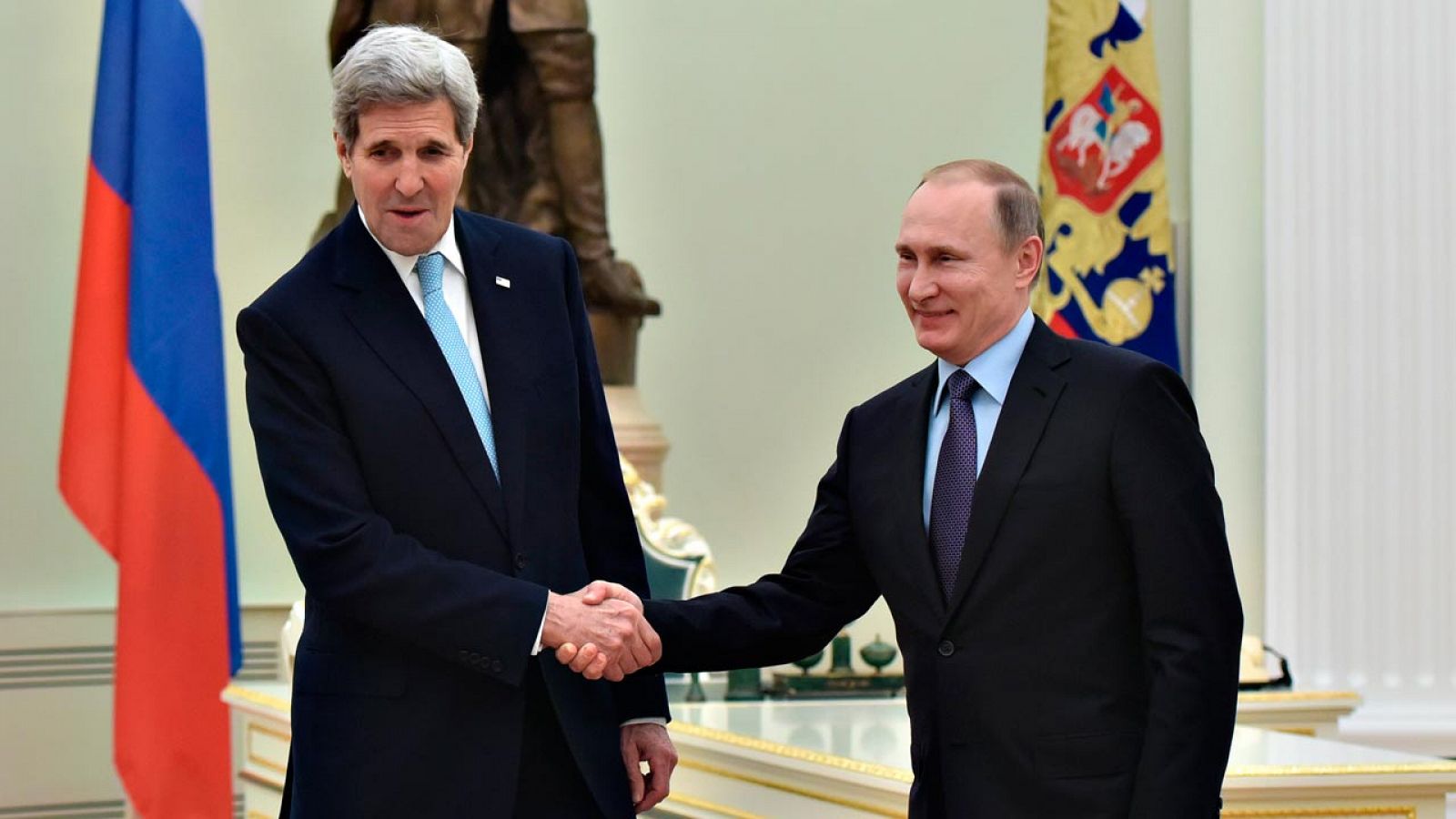 El secretario de Estado de EE.UU., John Kerry, y el presidente de Rusia, Vladímir Putin, al inicio de su reunión en el Kremlim