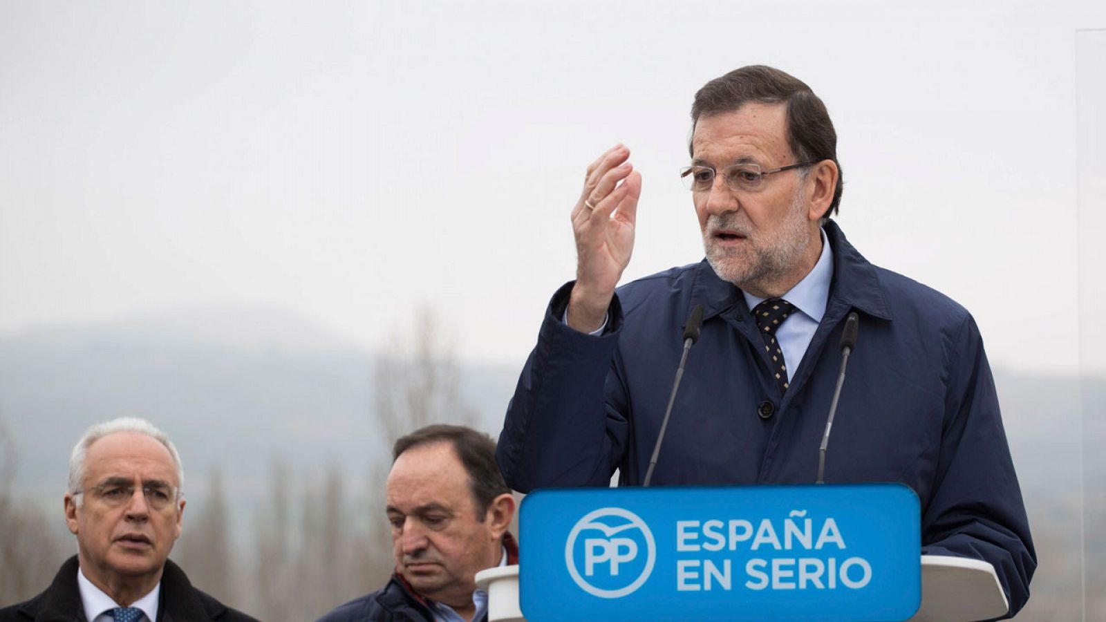 El presidente del PP, Mariano Rajoy (d), hace campaña en La Rioja