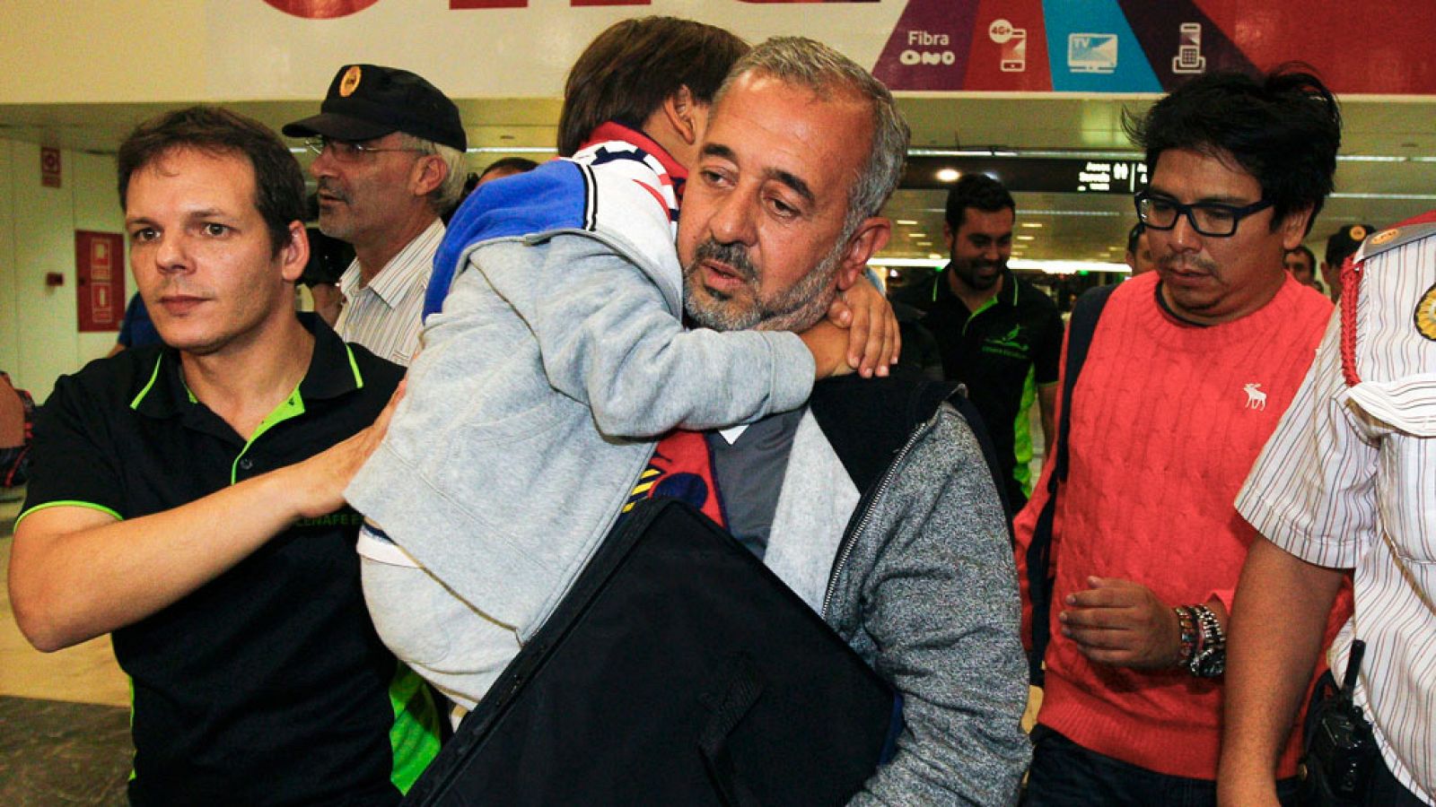 Osama Abdul Mohsen y su hijo, Zaid, a su llegada a España