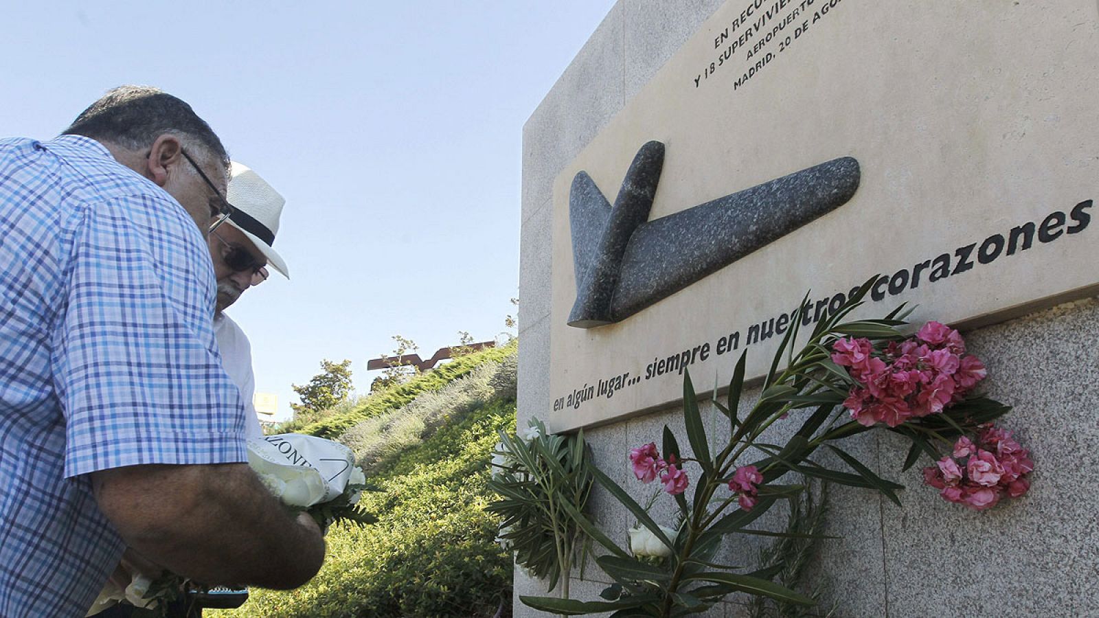 Imagen de archivo de una ofrenda floral realizada ante el monumento en memoria de los 154 fallecidos en el accidente de Spanair