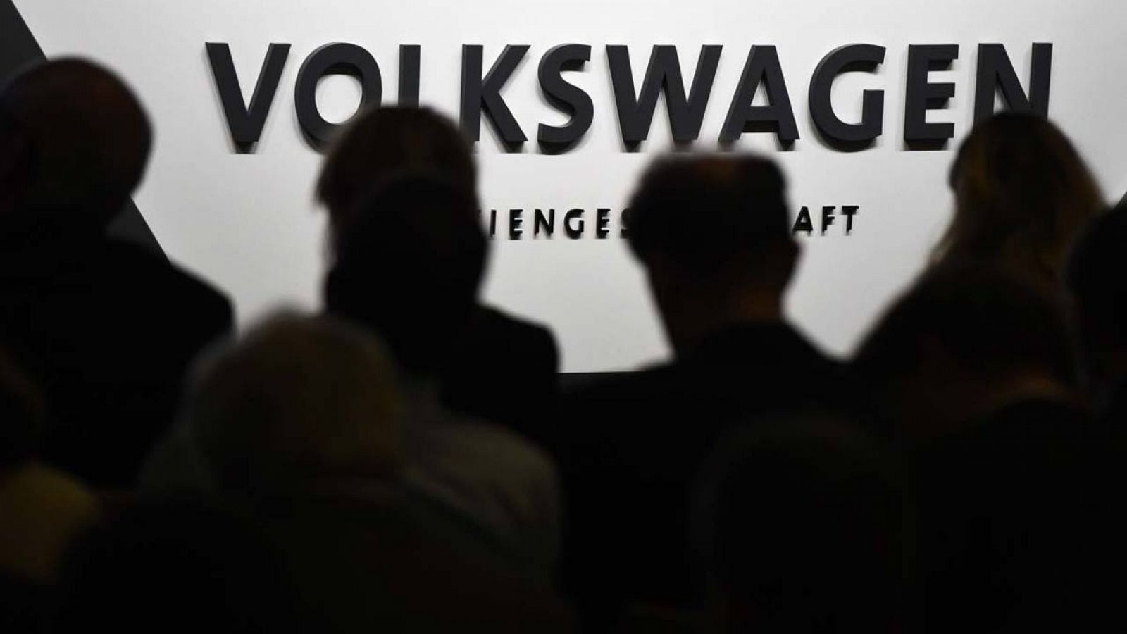 Periodistas, a la espera del comienzo de una rueda de prensa de la cúpula de Volkswagen