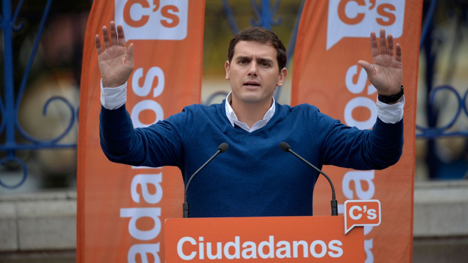 Albert Rivera, durante su intervención en el acto político que se ha celebrado en la plaza de Pombo de Santander