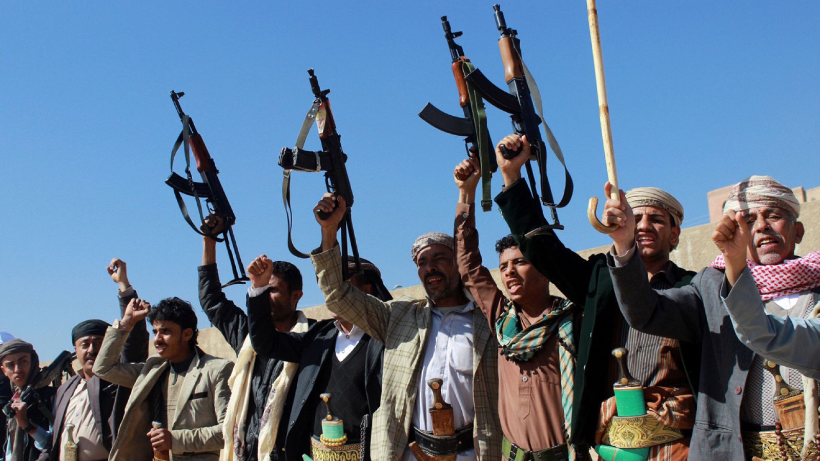 Rebeldes hutíes lanzan consignas contra la coalición saudí en Yemen