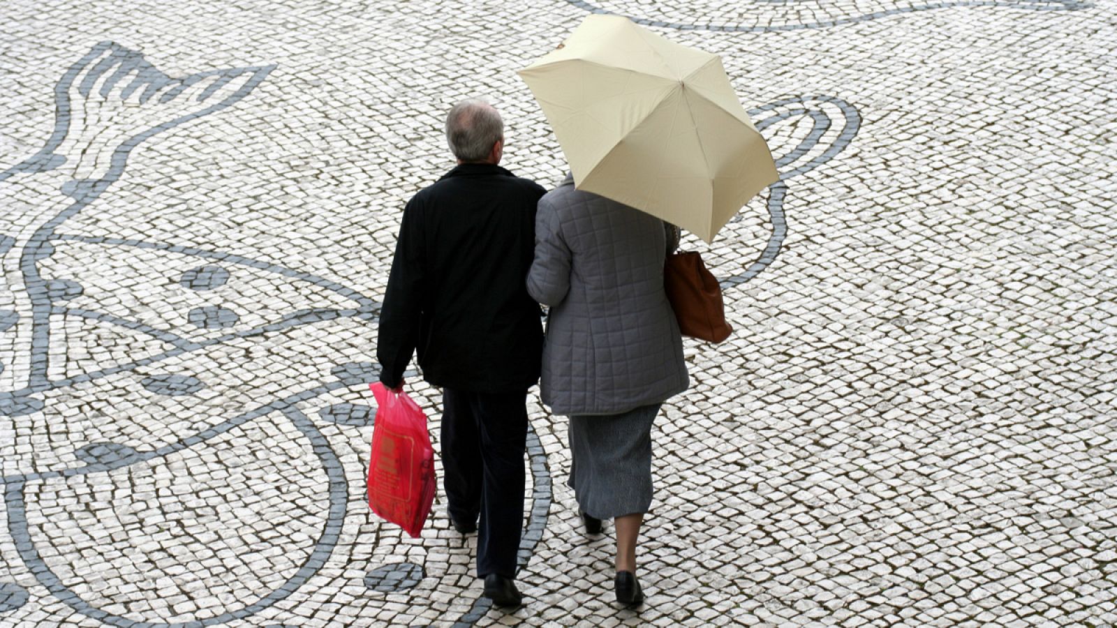 Una pareja pasea en Lisboa