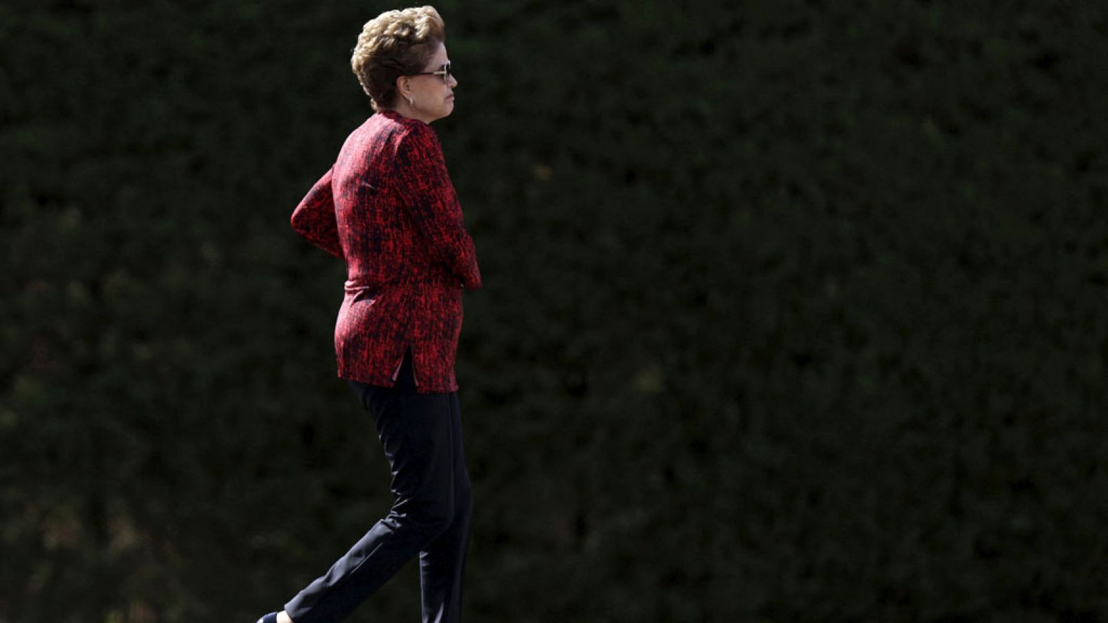 Dilma Roussef caminando por los jardines del Palacio del Planalto (Brasilia).