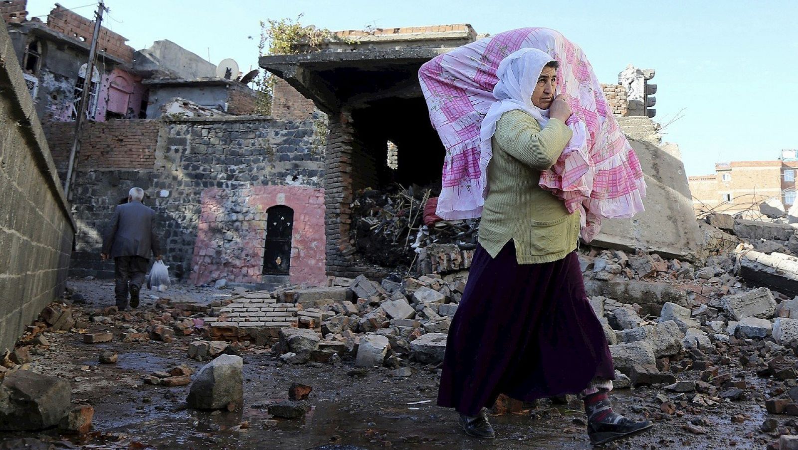 Residentes huyen de sus casas por los enfrentamientos entre el Ejército y militantes del PKK en Diyarbakir, sur de Turquía, el 14 de diciembre EFE