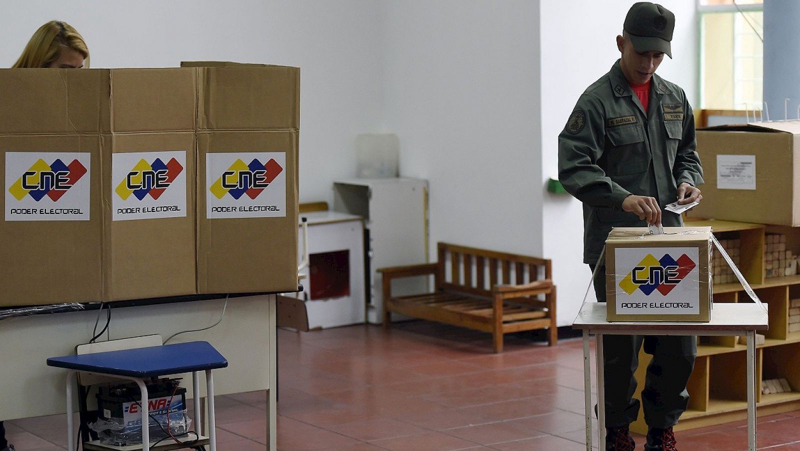 Un soldado vota en Caracas en las pasadas elecciones legislativas en Venezuela. AFP PHOTO/ JUAN BARRETO