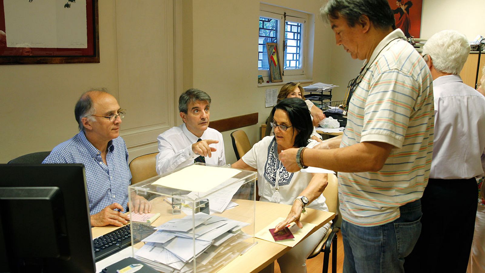 Un ciudadano español vota en el Consulado General de España en Montevideo