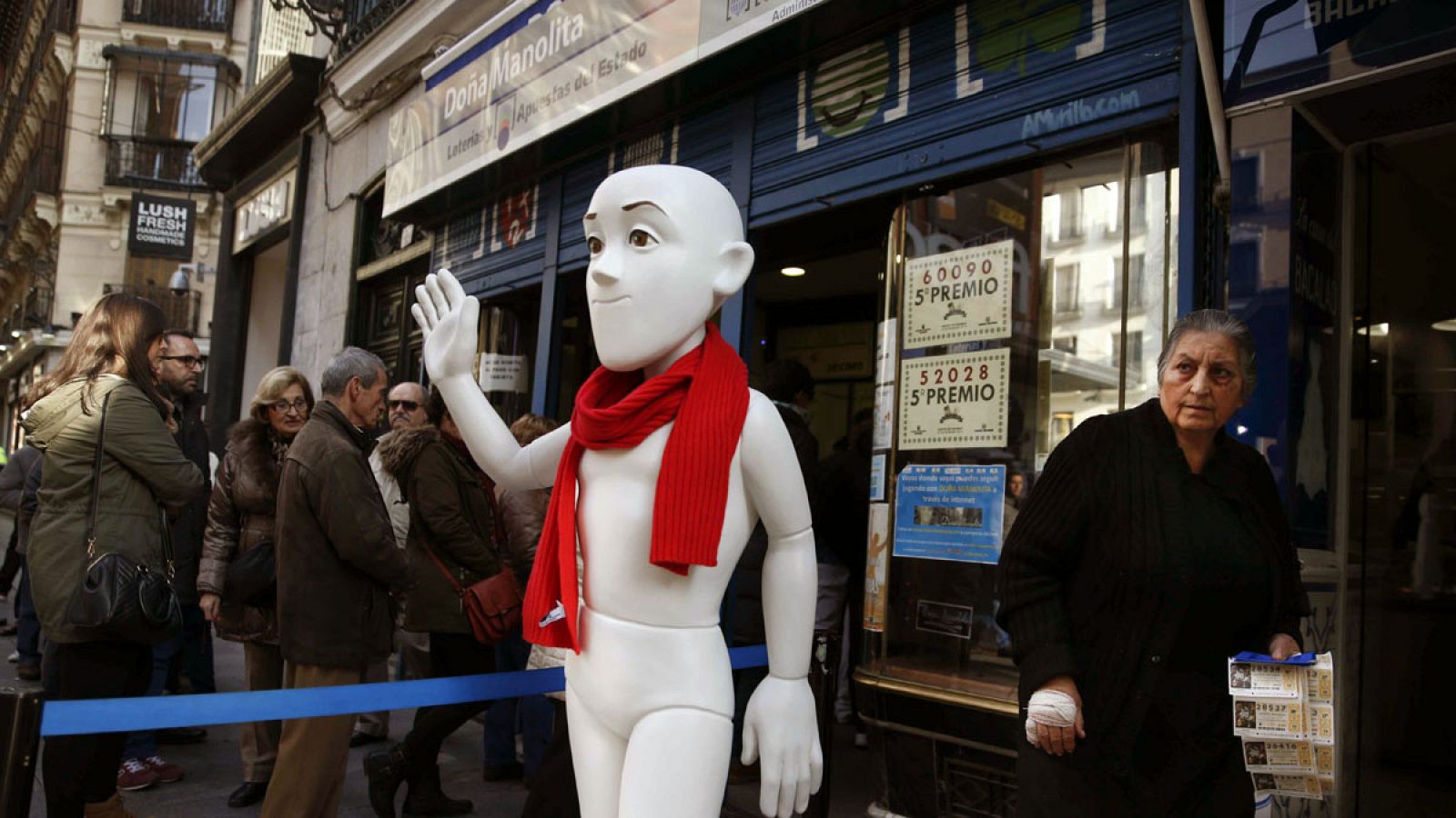 Uno de los maniquíes del anuncio de la lotería de Navidad 2015, frente a una conocida administración en el centro de Madrid.