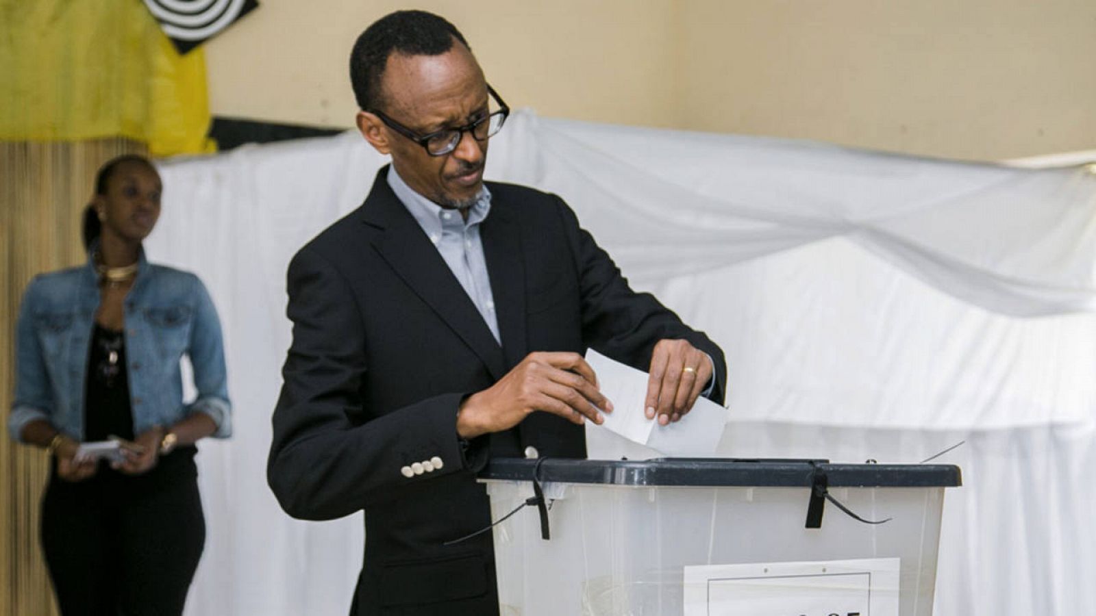 El presidente de Ruanda vota en el refer&eacute;ndum para reformar la Costituci&oacute;n y con esto poder prolongar su mandato. 