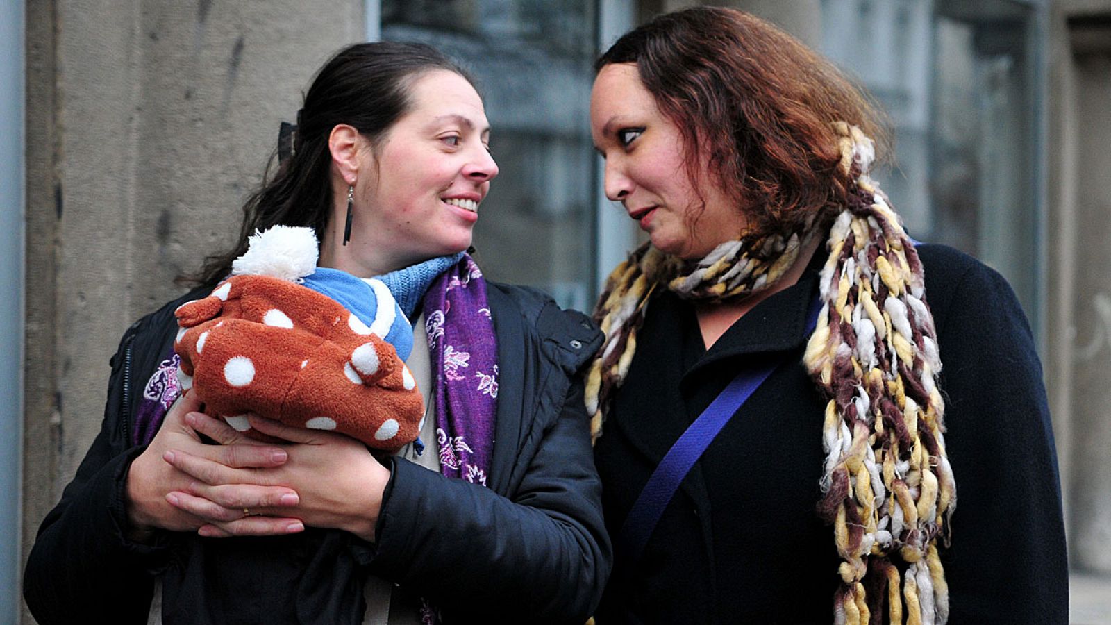 Una pareja de lesbianas acude a votar con su bebé en la capital de Eslovenia.