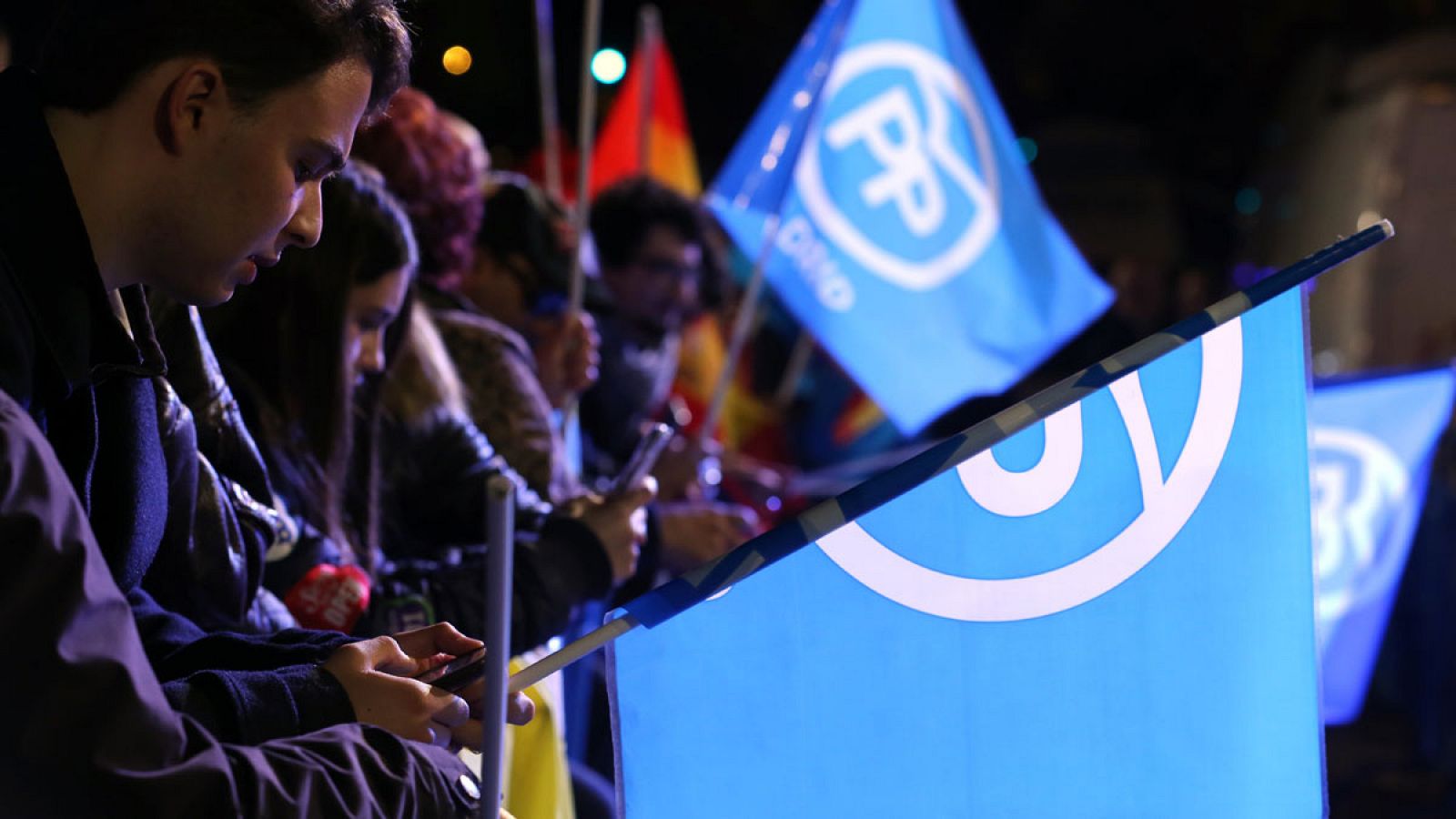 Simpatizantes del PP siguen los resultados de las elecciones generales de 2015 a las puertas de la sede del PP en Madrid.