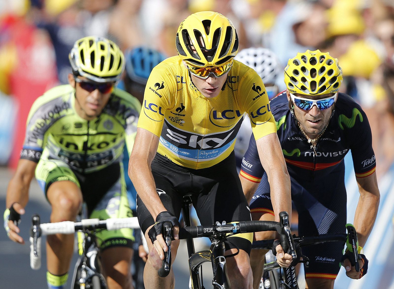 Imagen del británico Christopher Froome (c) a su llegada a meta acompañado por Alberto Contador (i) y Alejandro Valverde (d) en la 18ª etapa del Tour de Francia 2015.