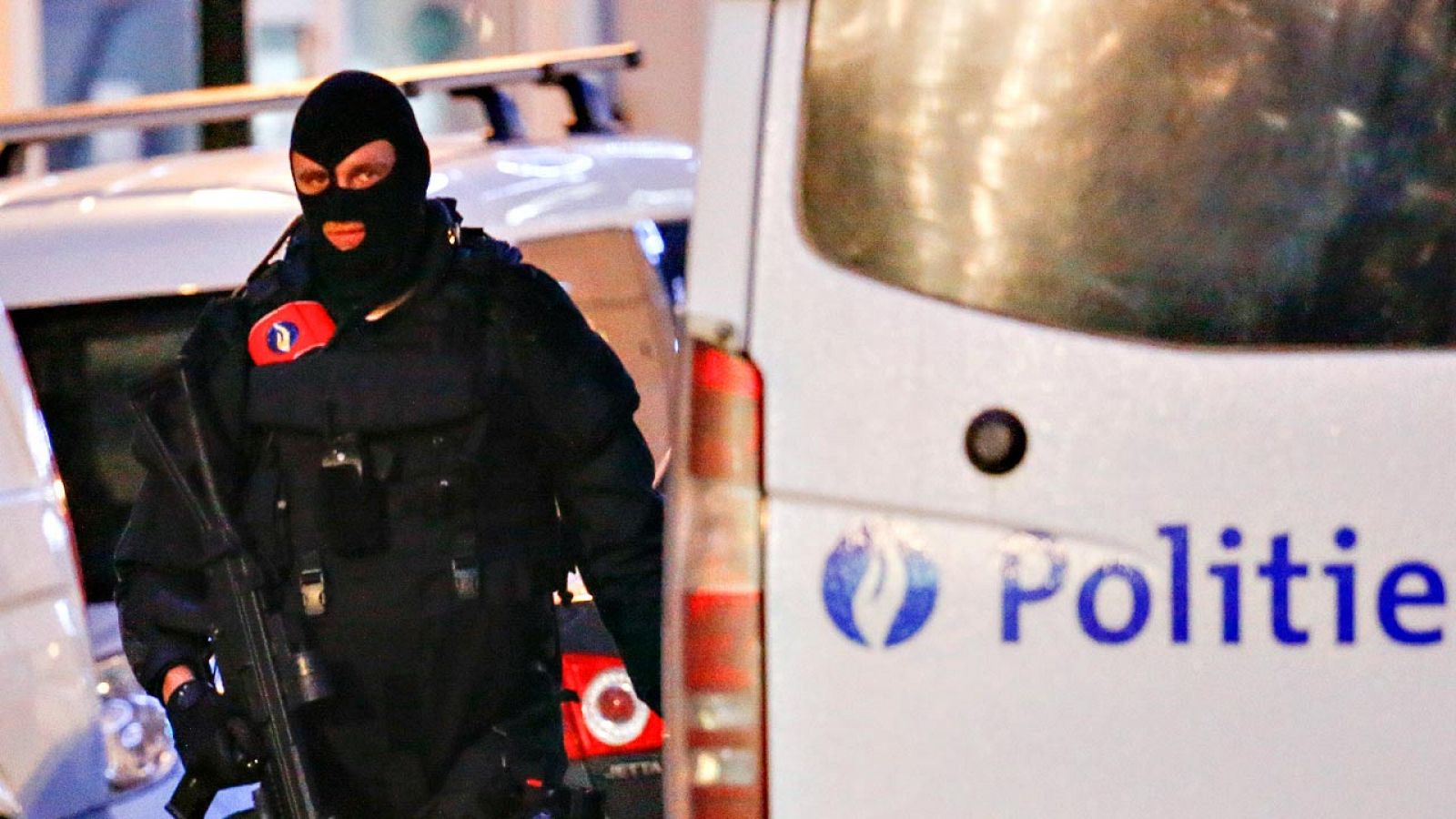 Un policía belga durante la última redada llevada a cabo por los atentados de París