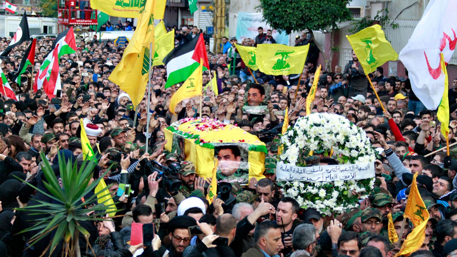 Una multitud acompaña al féretro de Samir Qantar en el funeral celebrada en el sur de Beirut