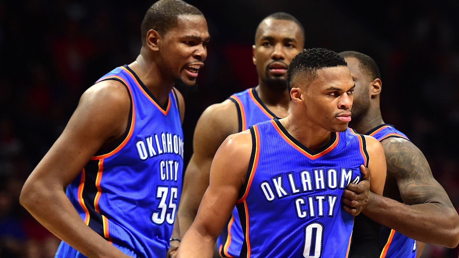 Los jugadores de los Thunder celebran el triunfo ante los Clippers.